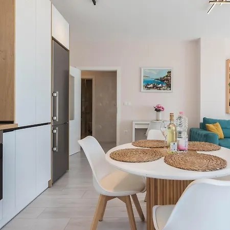 La View 2br By The Sea Ev Charger & Free Parking And Pool Apartment