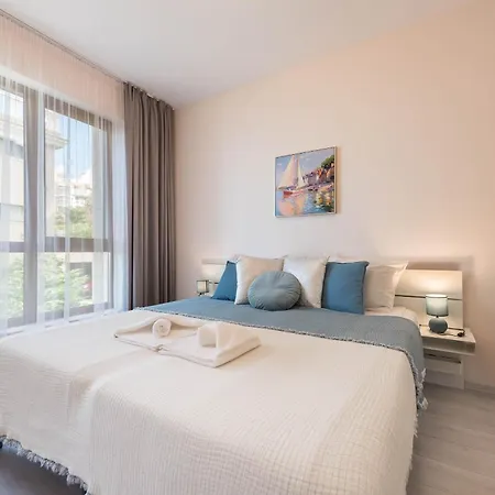 La View 2br By The Sea Ev Charger & Free Parking And Pool Apartment Warna