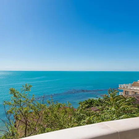 La View 2br By The Sea Ev Charger & Free Parking And Pool Apartment Warna