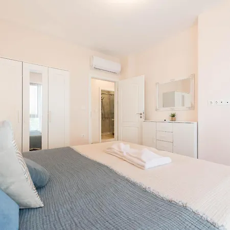 La View 2br By The Sea Ev Charger & Free Parking And Pool Apartment *