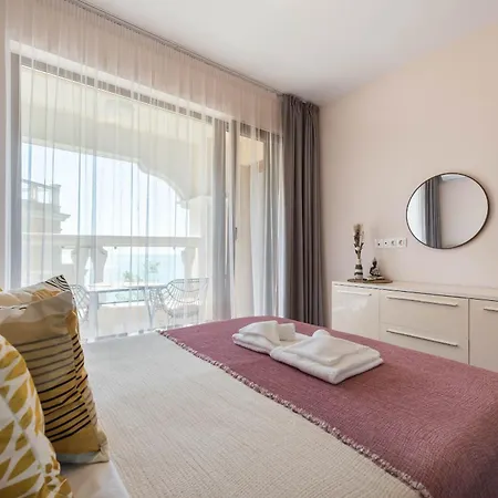 La View 2br By The Sea Ev Charger & Free Parking And Pool Apartment