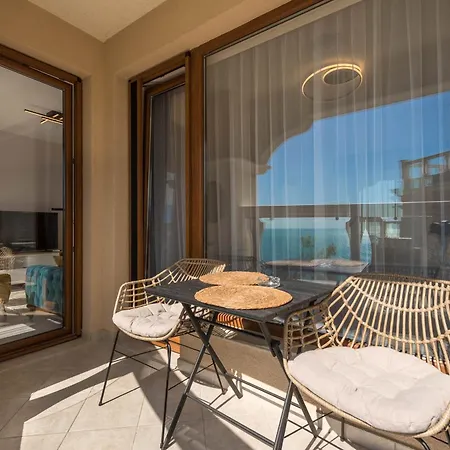 La View 2br By The Sea Ev Charger & Free Parking And Pool Apartment *